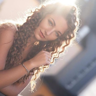 Das Bild zeigt Alina Hellenthal, die für einen Fotografen posiert.