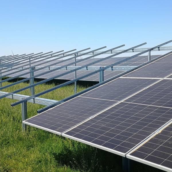 Rechts im Bild sieht man bereits die aufgebauten Solarpanels, links lediglich das Gestell, das sie halten wird.