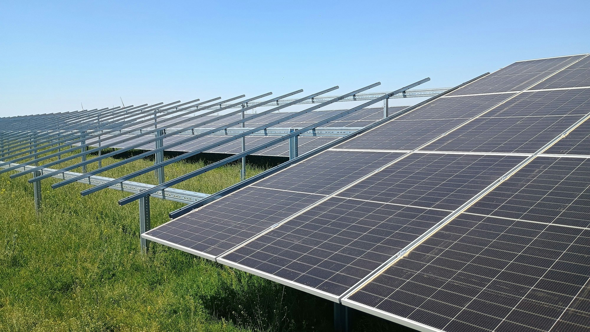 Rechts im Bild sieht man bereits die aufgebauten Solarpanels, links lediglich das Gestell, das sie halten wird.