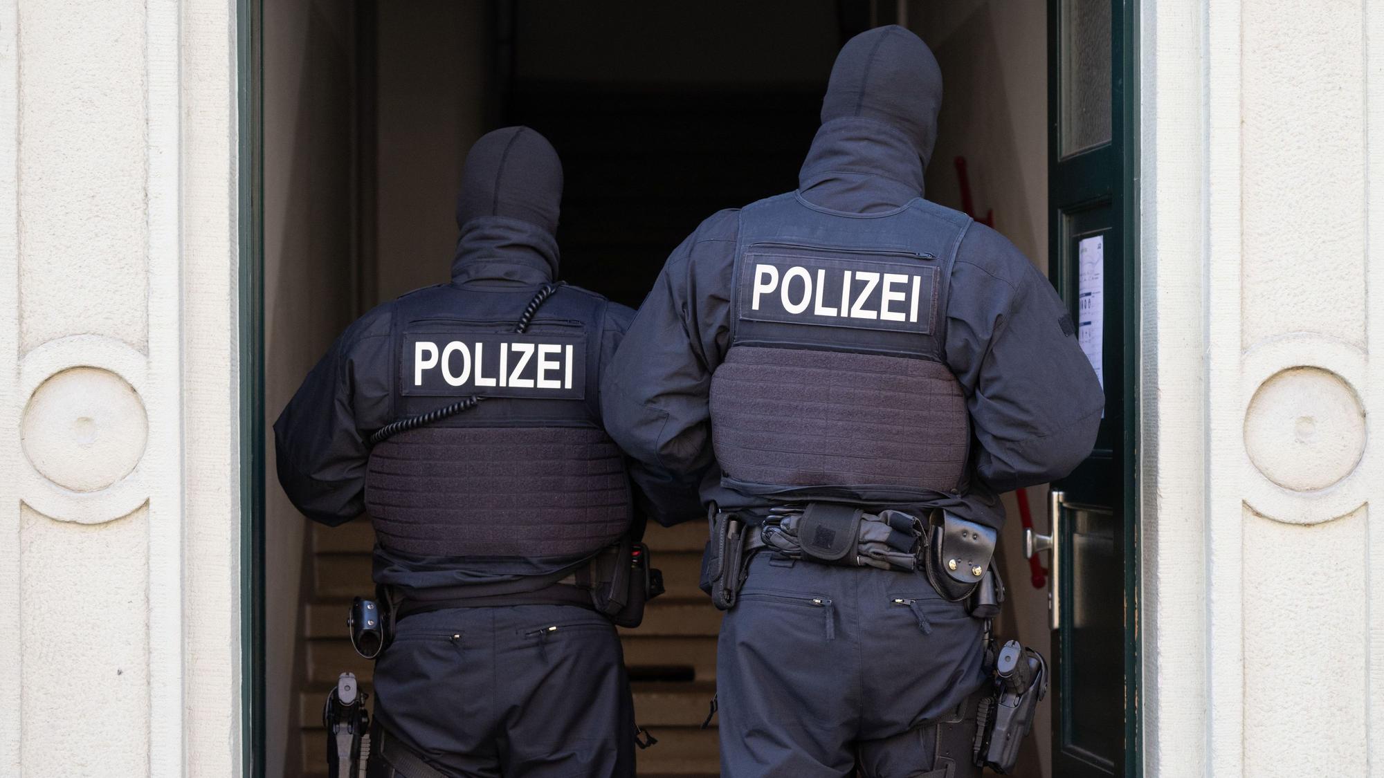 Polizisten haben in mehreren Bundesländern Wohnungen durchsucht. Gegen die Beschuldigten wird wegen des Verdachts der Fortführung einer verbotenen Vereinigung ermittelt. (Symbolbild)