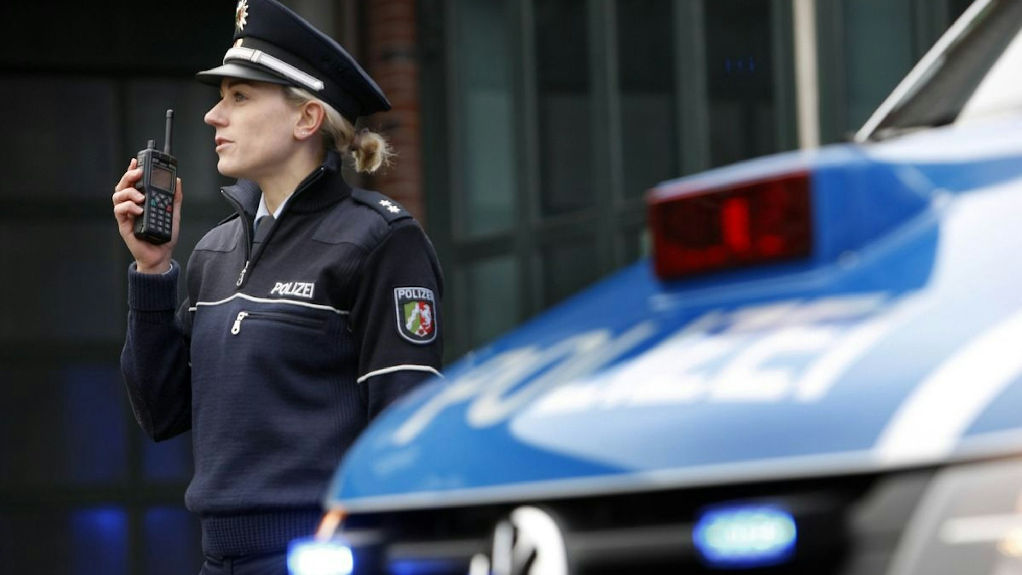 Nach dem Angriff auf Mitarbeitende eines Altenheims in Monheim am Rhein sucht die Polizei Mettmann nach Zeugen und den unbekannten Tätern.