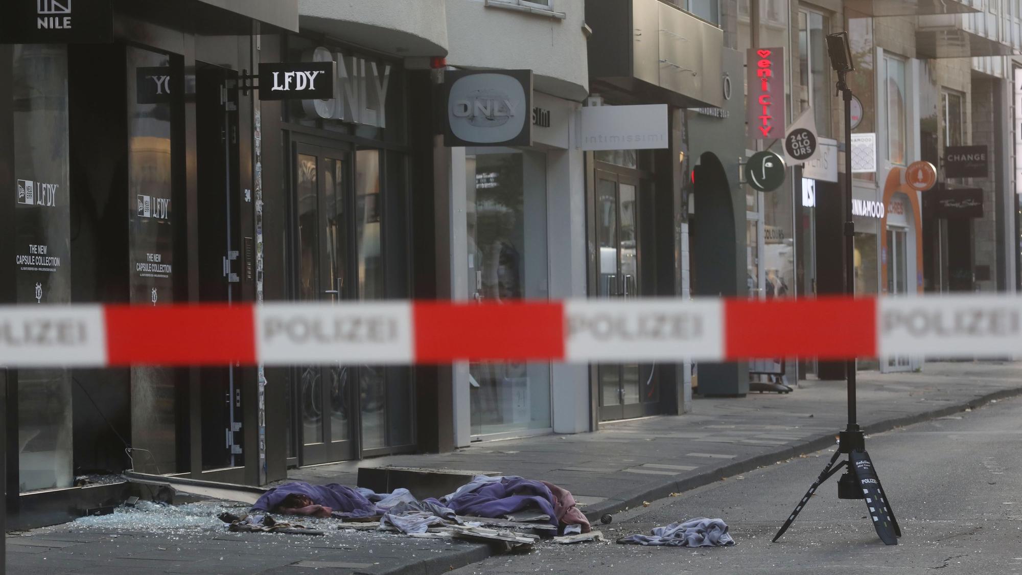 Auch die Explosion an einem Bekleidungsgeschäft in der Ehrenstraße im September 2024 rechnen die Ermittler Sermet A. zu.