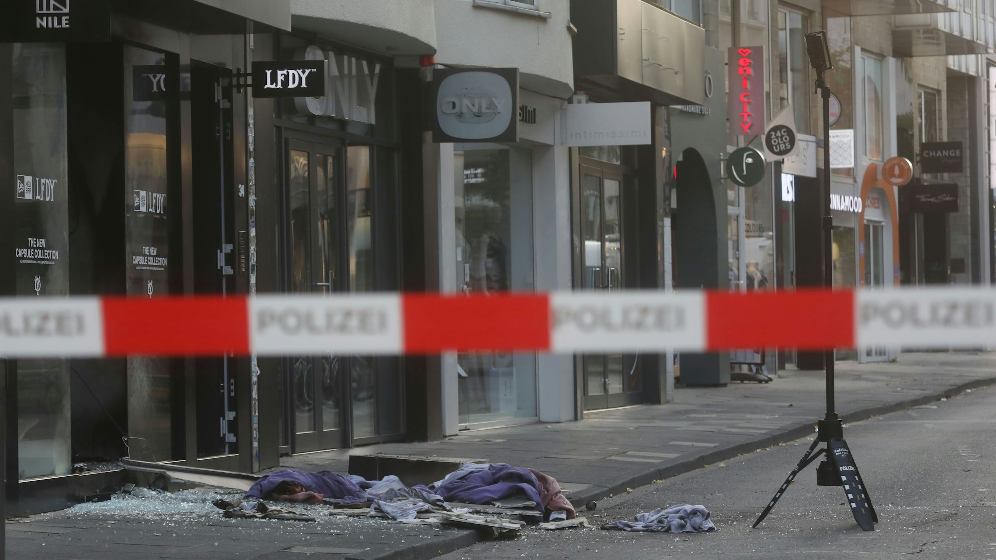 Auch die Explosion an einem Bekleidungsgeschäft in der Ehrenstraße im September 2024 rechnen die Ermittler Sermet A. zu.