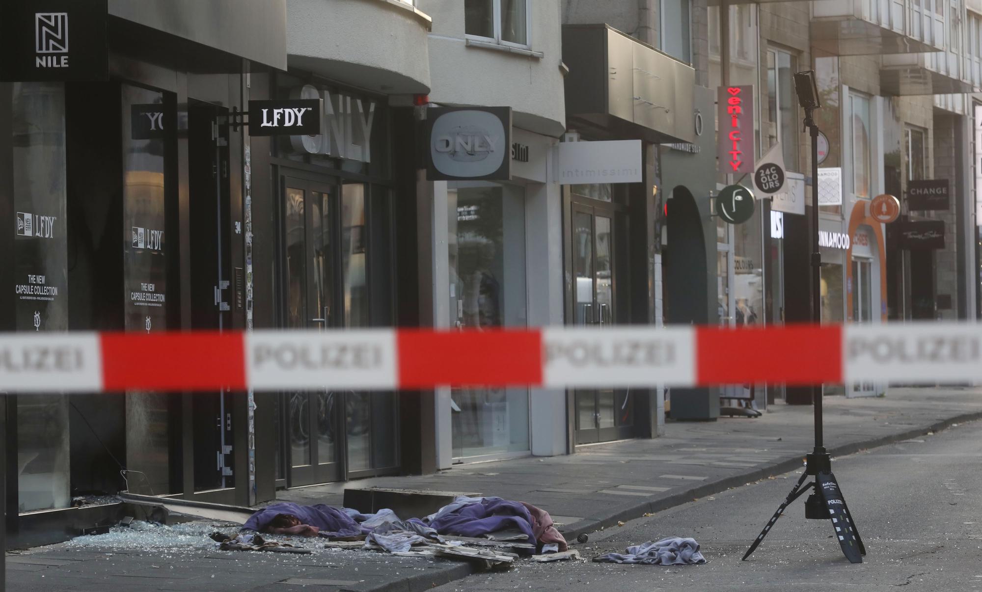 Auch die Explosion an einem Bekleidungsgeschäft in der Ehrenstraße im September 2024 rechnen die Ermittler Sermet A. zu.