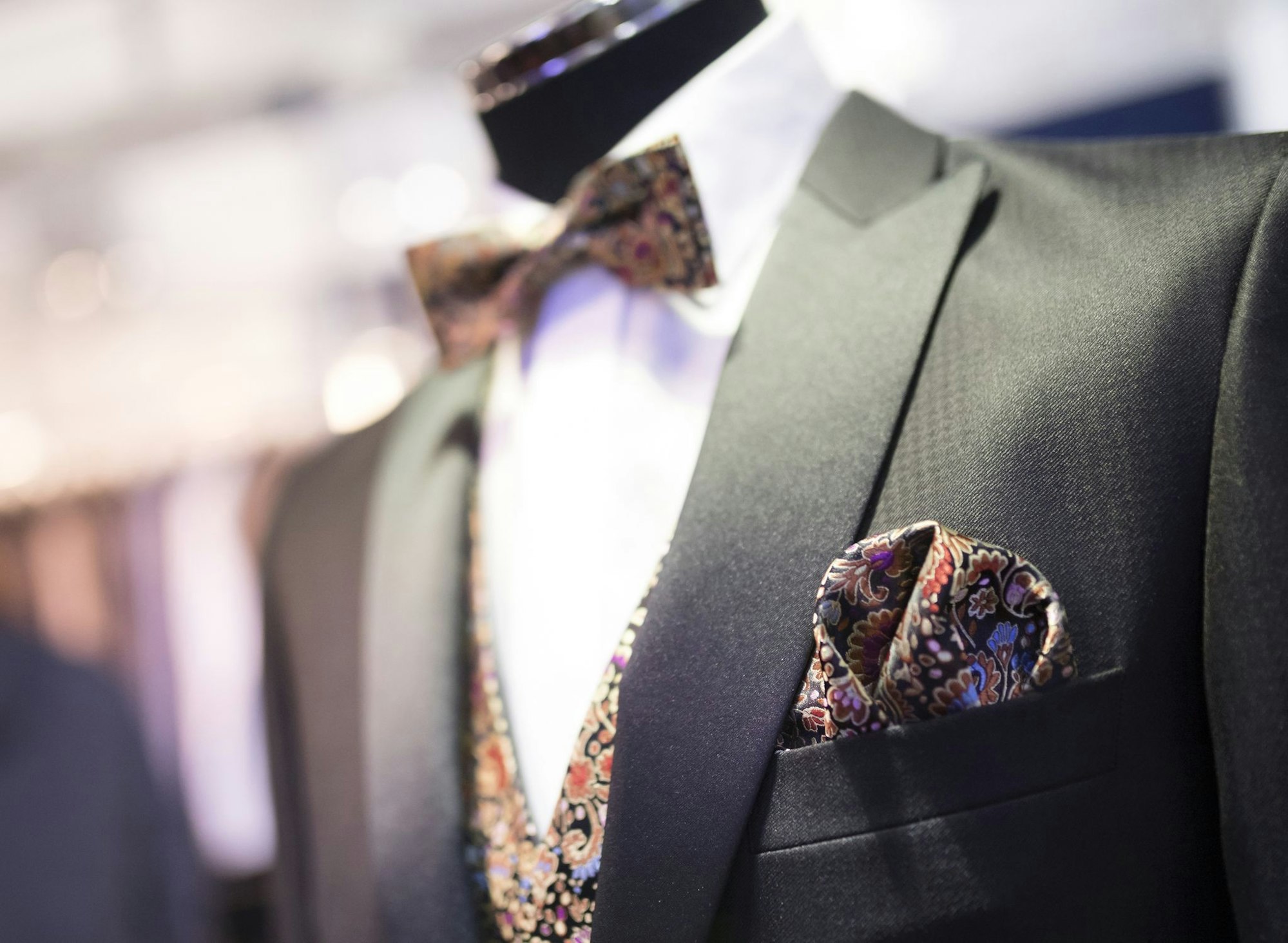 Der dreiteilige Anzug ist auch 2025 weiterhin beliebt. Dieser klassische Look, bestehend aus Anzugjacke, Hose und Weste, verleiht dem Bräutigam eine Extraportion Eleganz und Raffinesse.