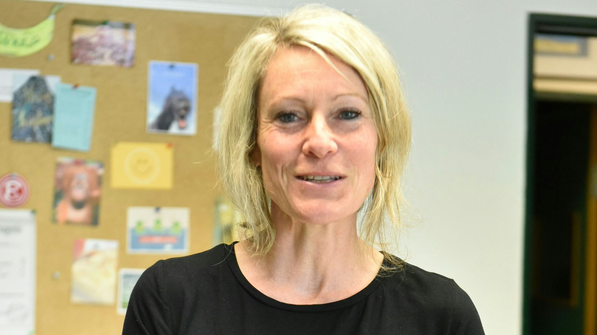 Auf dem Bild ist ein Portrait der Schulleiterin zu sehen.