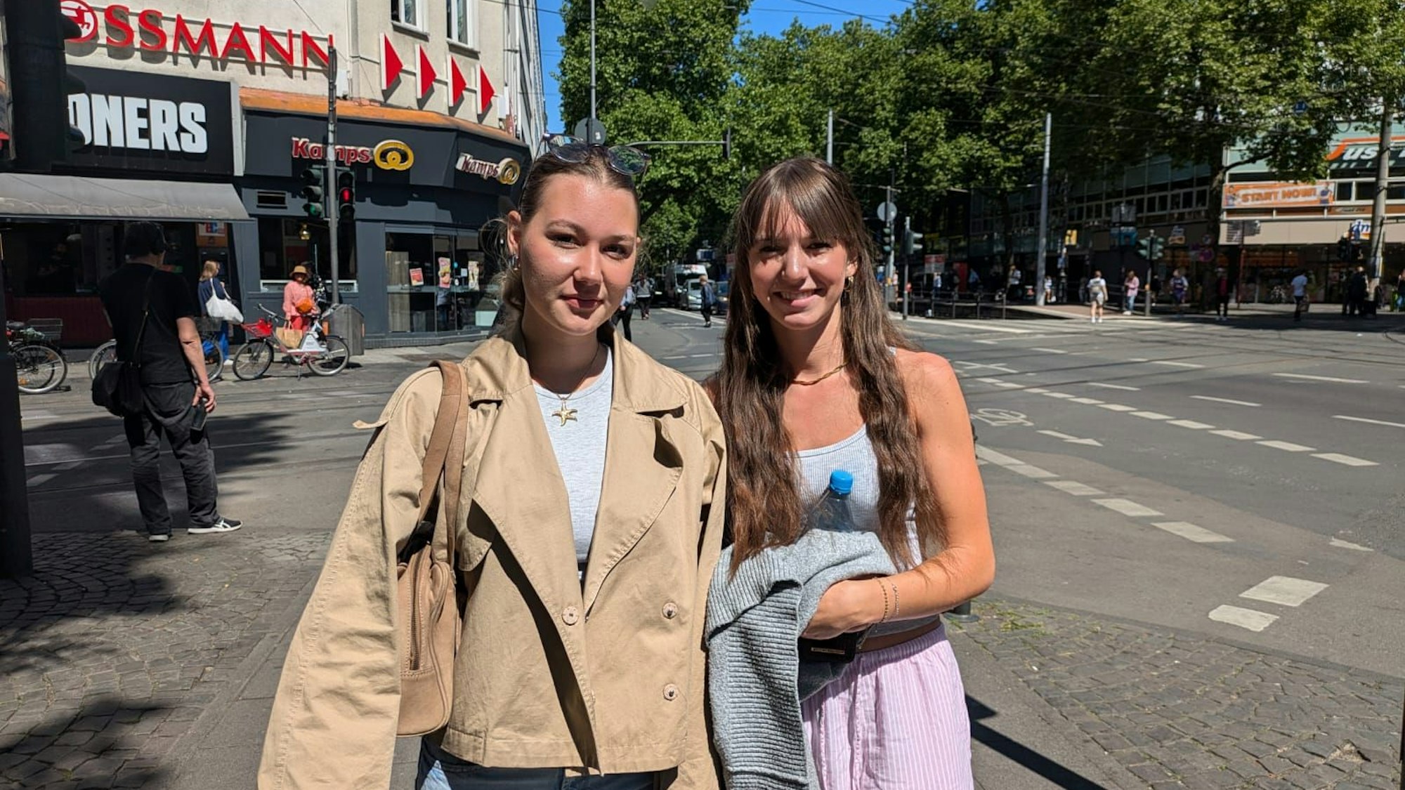 Amelie Hesselbein (links) und Sara Zimmermann fühlen sich in der Gegend sicher.
