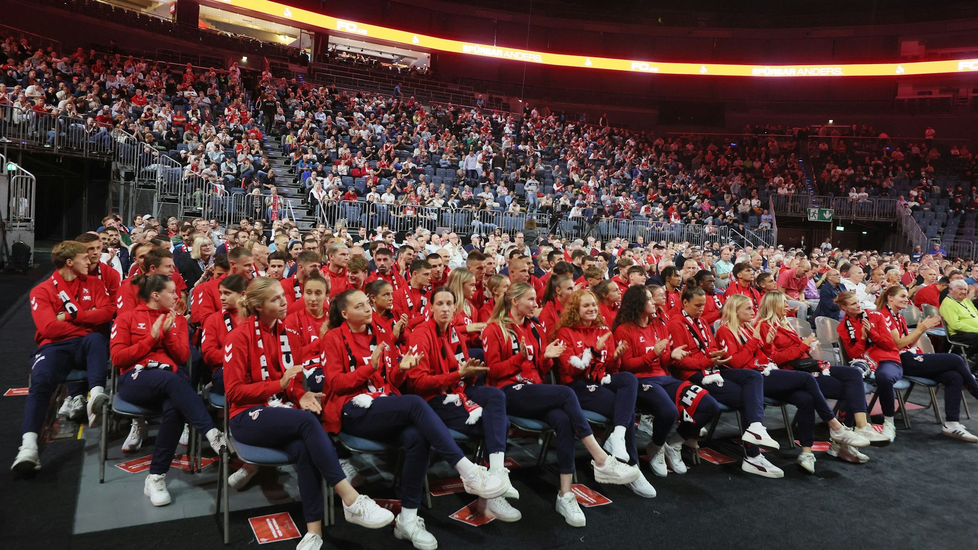 Die FC-Profiteams bei der Mitgliederversammlung im Herbst 2024