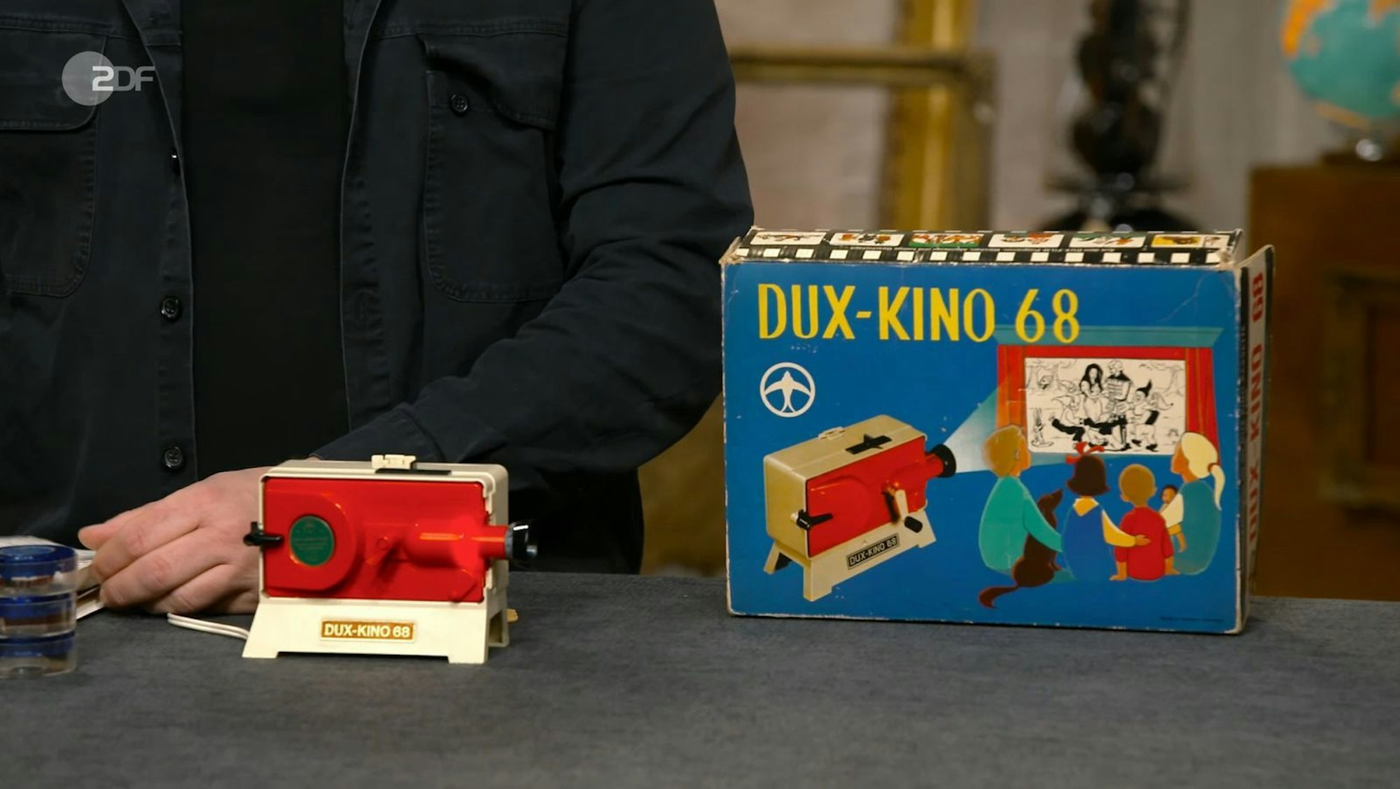 Gehört hat es einst Annettes Mann, der das Kinderkino mit fünf oder sechs Jahre bekommen hatte. Nun darf es woanders für große Augen sorgen: „Da mein Mann Fan von 'Bares für Rares' war, haben wir gedacht, wir kommen mal hierhin.“ (Bild: ZDF)