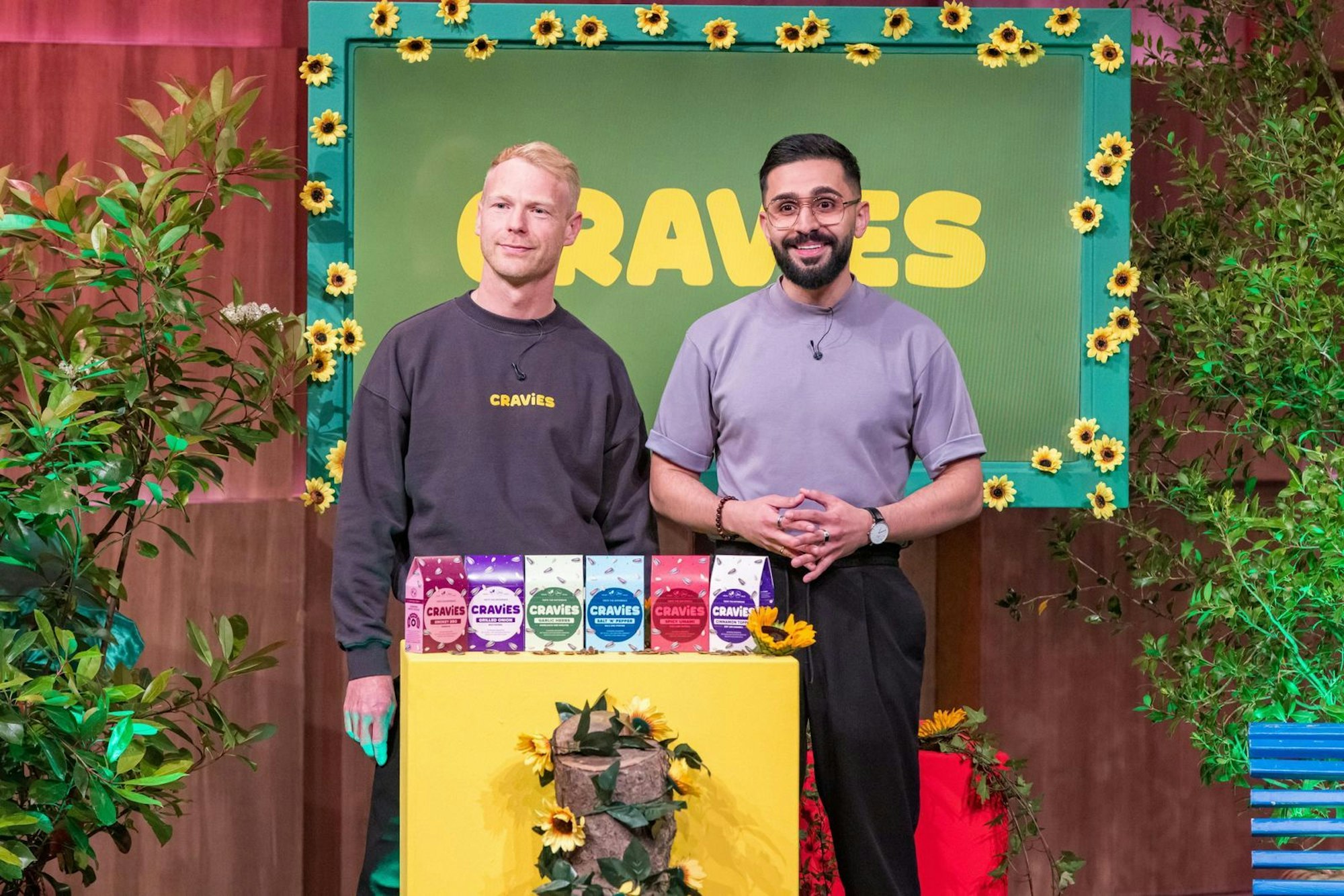 Sehr lecker: Gleich in mehreren Geschmacksrichtungen werden die Sonnenblumenkerne angeboten. Möglich machen das originelle Gewürzmischungen. Es kommt zum Deal mit Dümmel - aber zu anderen Konditionen. Er kauft sich 16,5 Prozent der Firmenanteile. (Bild: RTL / Bernd-Michael Maurer)