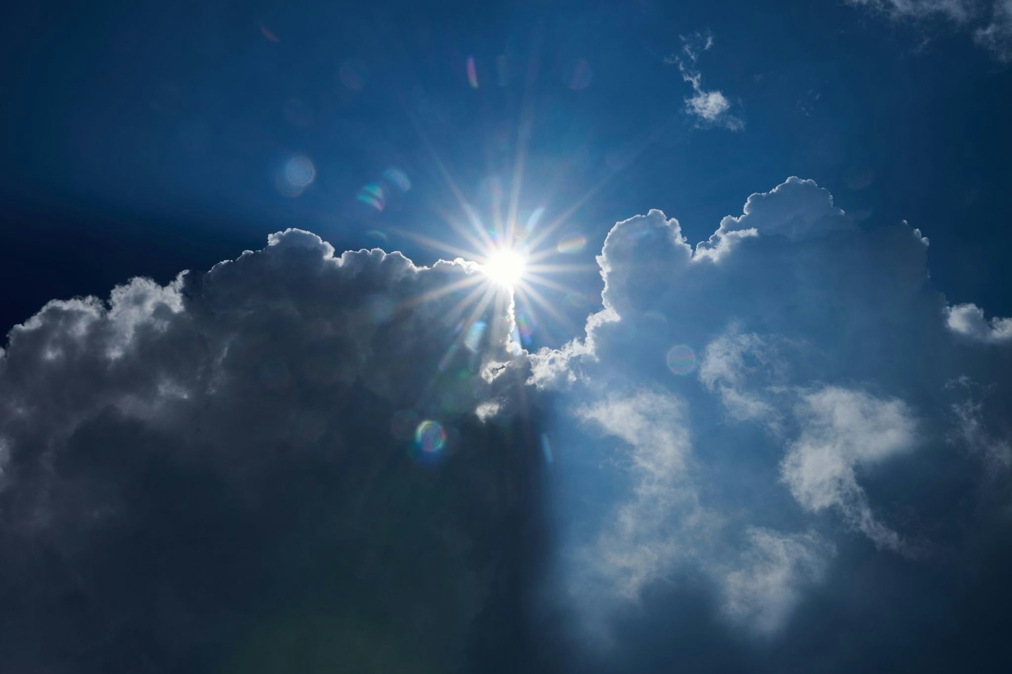 Im Laufe der Woche zeigen sich mehr Wolken am Himmel. (Symbolbild)