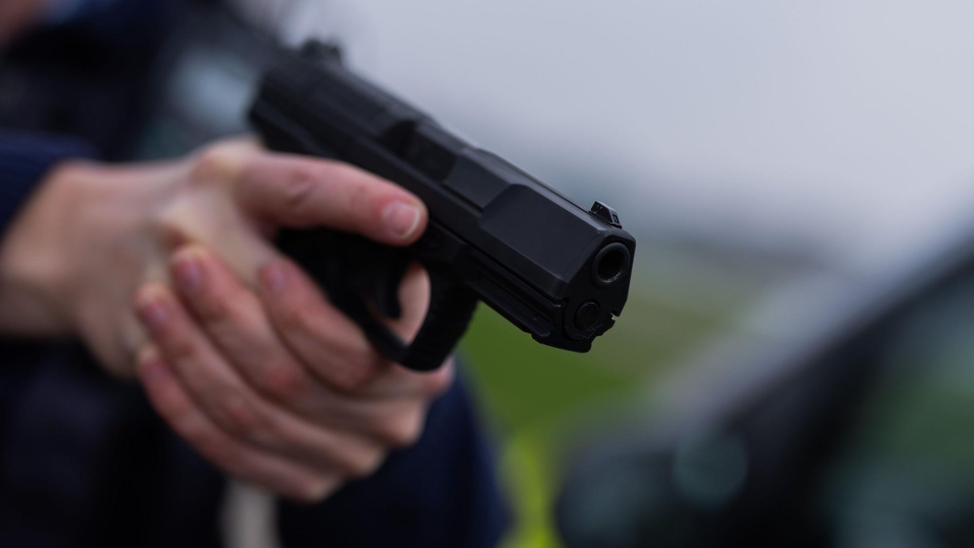 ARCHIV - 07.03.2024, Nordrhein-Westfalen, Düsseldorf: Ein Polizist hält eine Pistole vom Typ Walther P99 in den Händen. (zu dpa: «Polizei-Schüsse: «Das ist nicht an der Tagesordnung»») Foto: Rolf Vennenbernd/dpa +++ dpa-Bildfunk +++