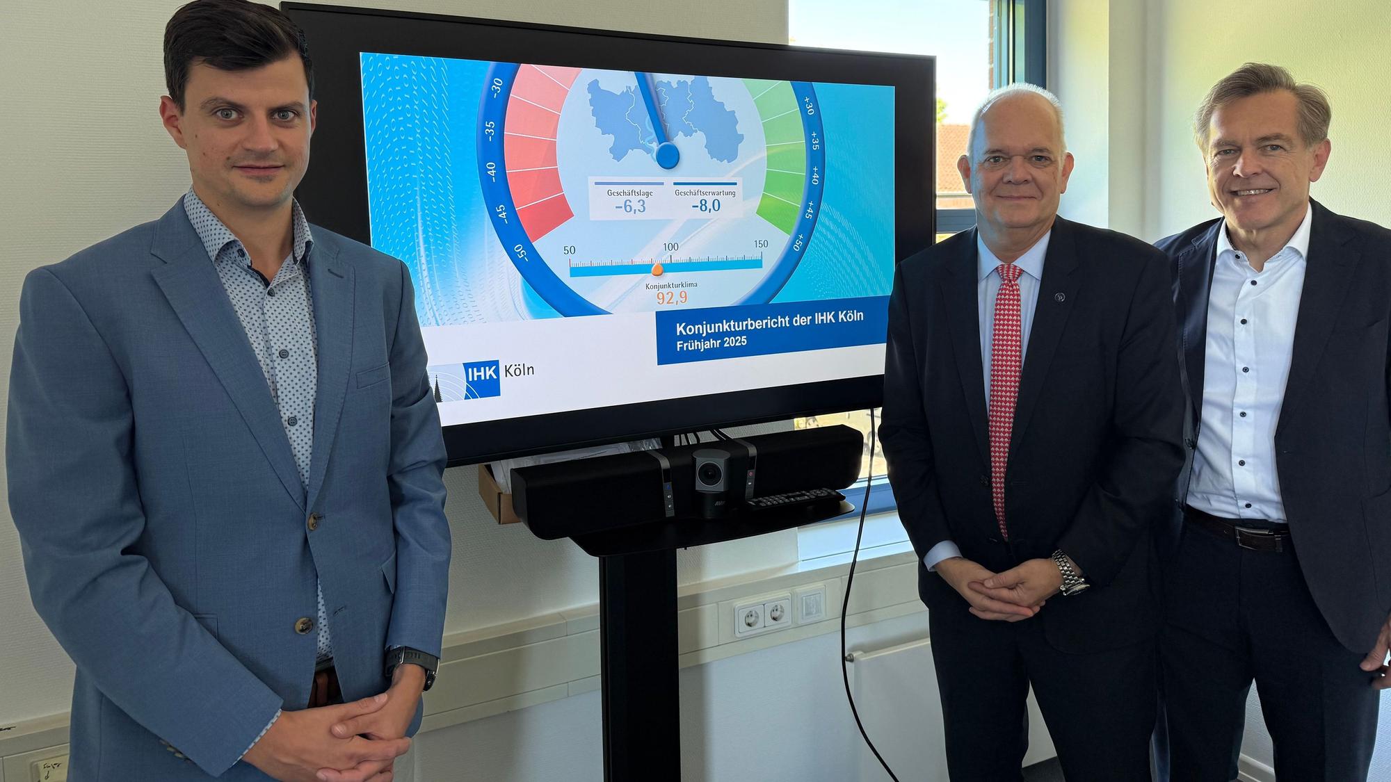 Matthias Franken, Referent für Wirtschaftspolitik bei der IHK in Köln, Präsidiumsmitglied Stefan Bisanz und Hauptgeschäftsführer Uwe Vetterlein.