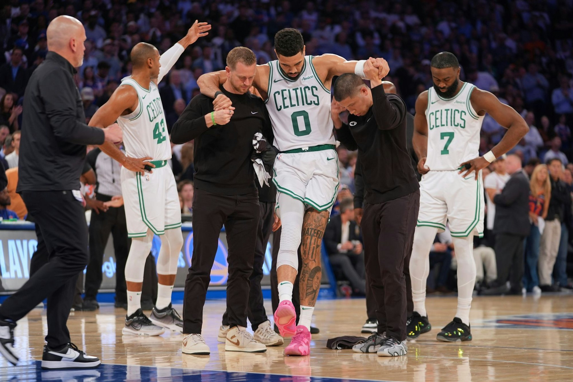 Jayson Tatum konnte beim Verlassen des Spielfeldes sein rechtes Bein nicht belasten.