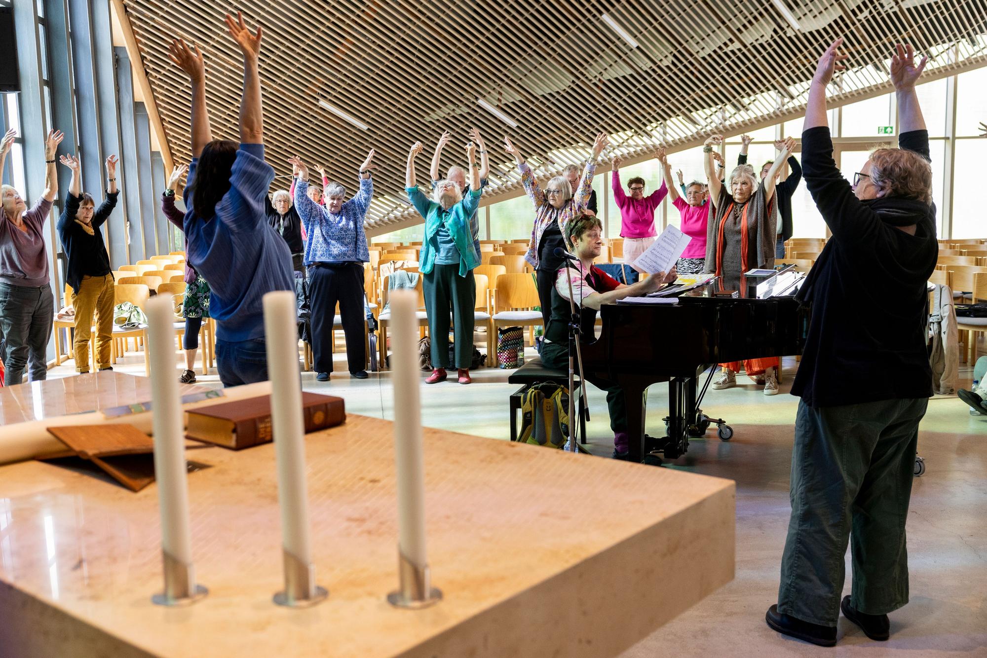 08.05.2025, Köln: Der Chor „Alte Stimmen“ probt in der Stephanuskirche.