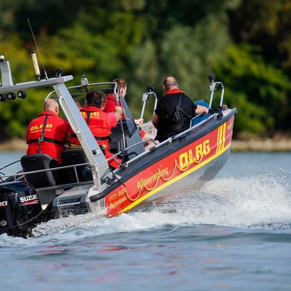Einsatzkräfte der DLRG auf dem Rhein (Symbolfoto)