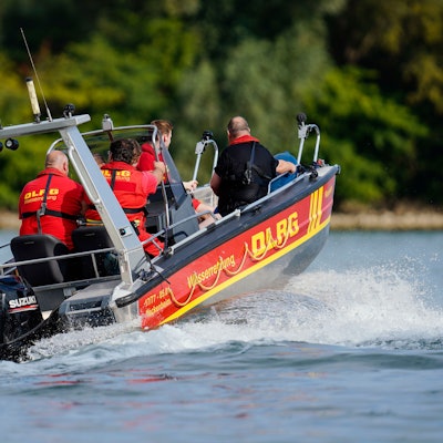 Einsatzkräfte der DLRG auf dem Rhein (Symbolfoto)