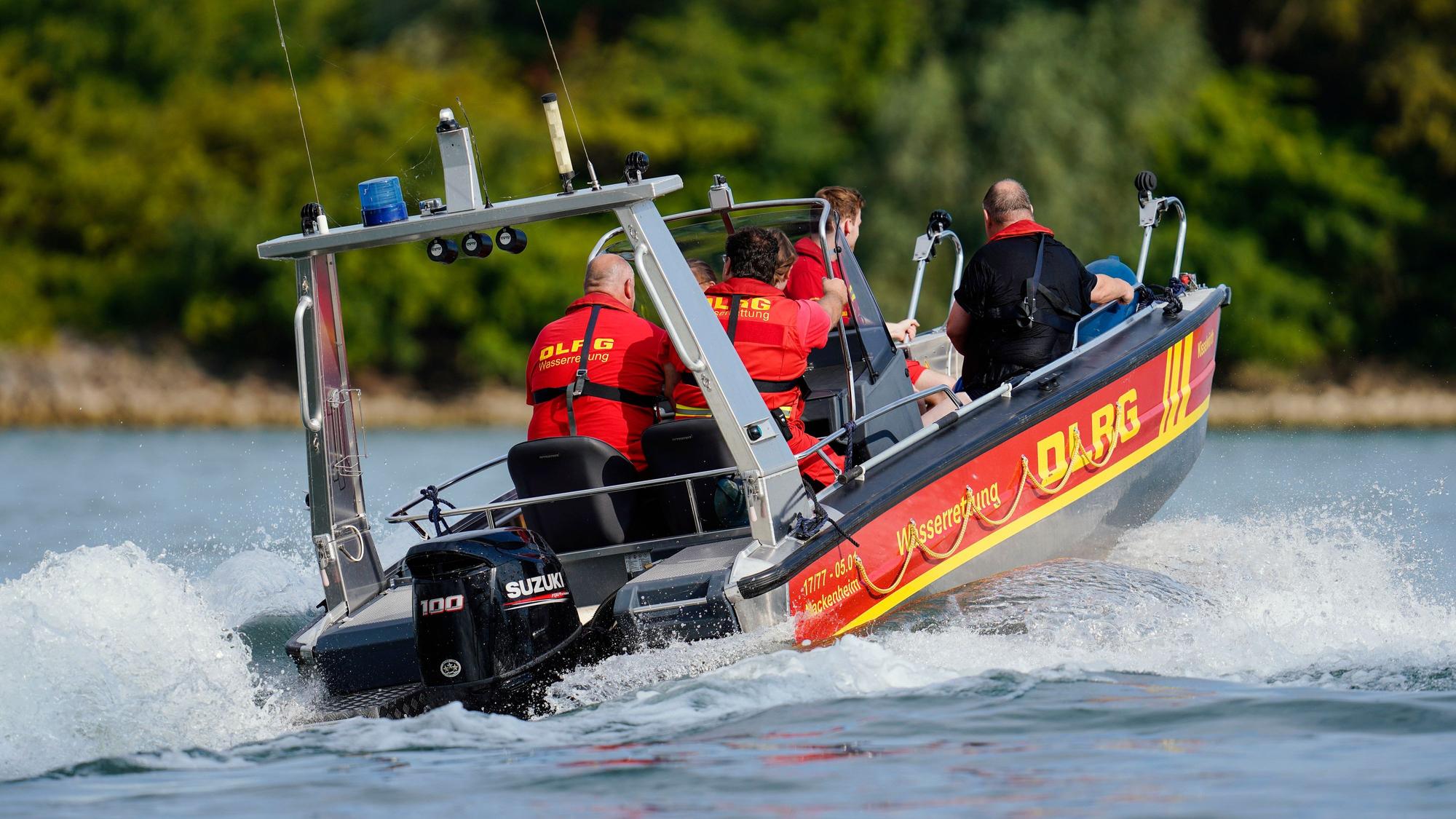 Ein Rettungsboot der DLRG auf dem Rhein (Archivfoto).