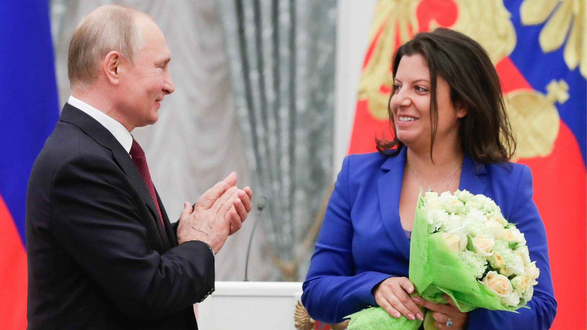 Applaus für die Top-Propagandistin: Kremlchef Wladimir Putin beklatscht RT-Chefin Margarita Simonjan. (Archivbild)