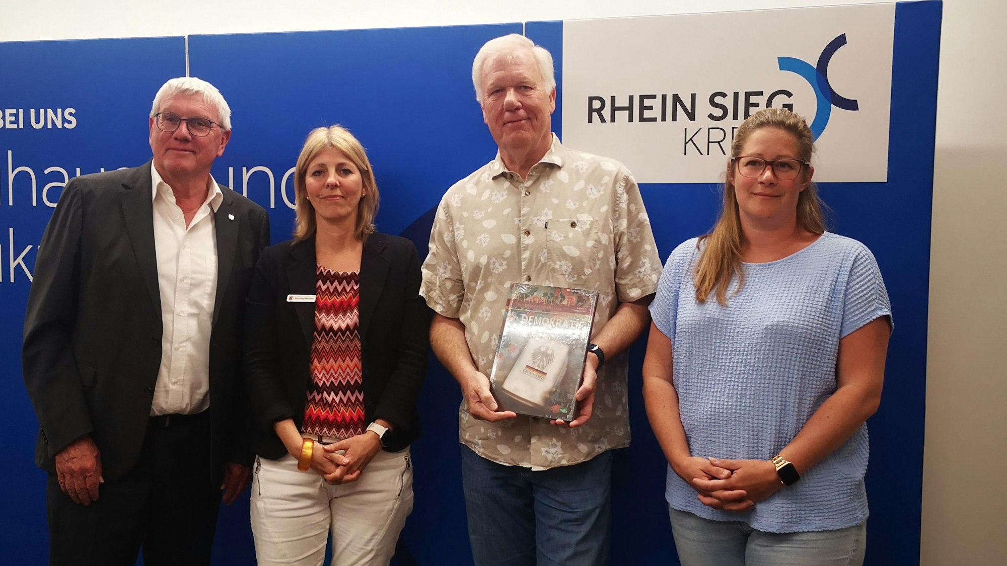 Das Projekt Aufsuchende Hilfe des Rhein-Sieg-Kreises und seiner Kooperationspartner wird nach zweijähriger erfolgreicher Laufzeit im Sommer beendet. 
v.l. Landrat Sebastian Schuster, Manuela Mischker, Jakob Hopperdietzel, Monika Weber