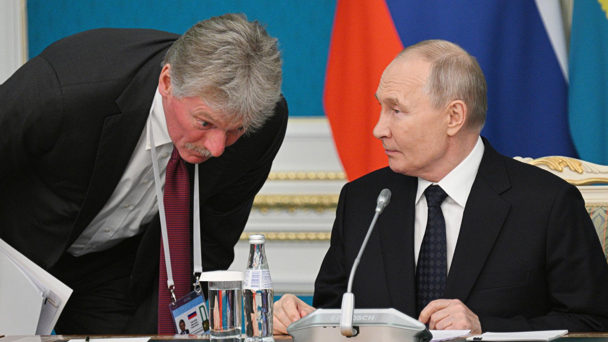 Kremlsprecher Dmitri Peskow (l.) im Gespräch mit dem russischen Präsidenten Wladimir Putin. (Archivbild)