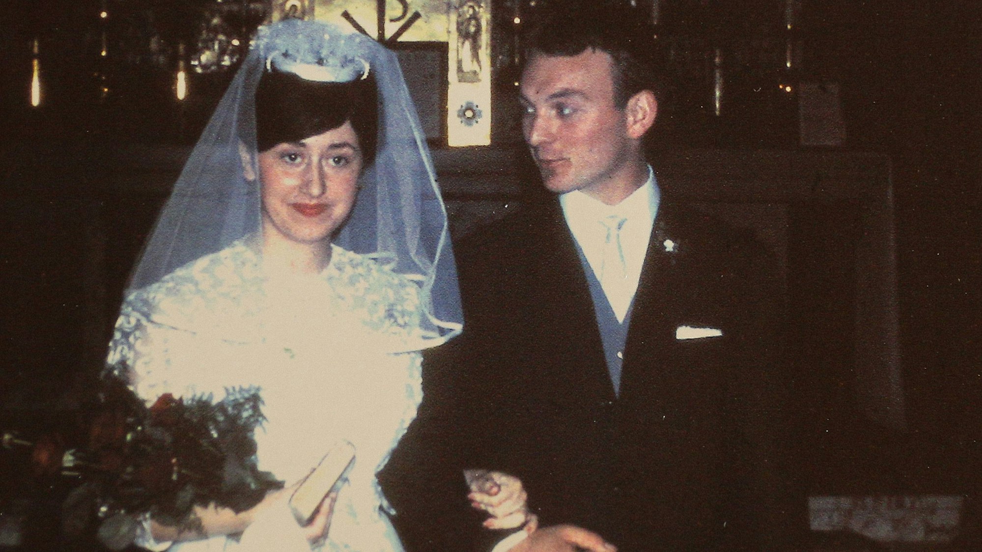 Eine Braut und ein Bräutigam an ihrem Hochzeitstag vor 60 Jahren.