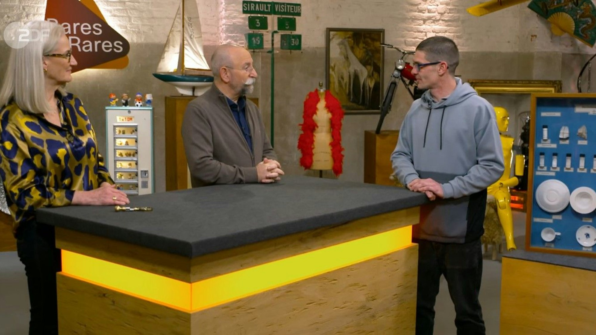 Thorsten Donath (v.r.) mit Horst Lichter und Friederike Werner bei „Bares für Rares“.