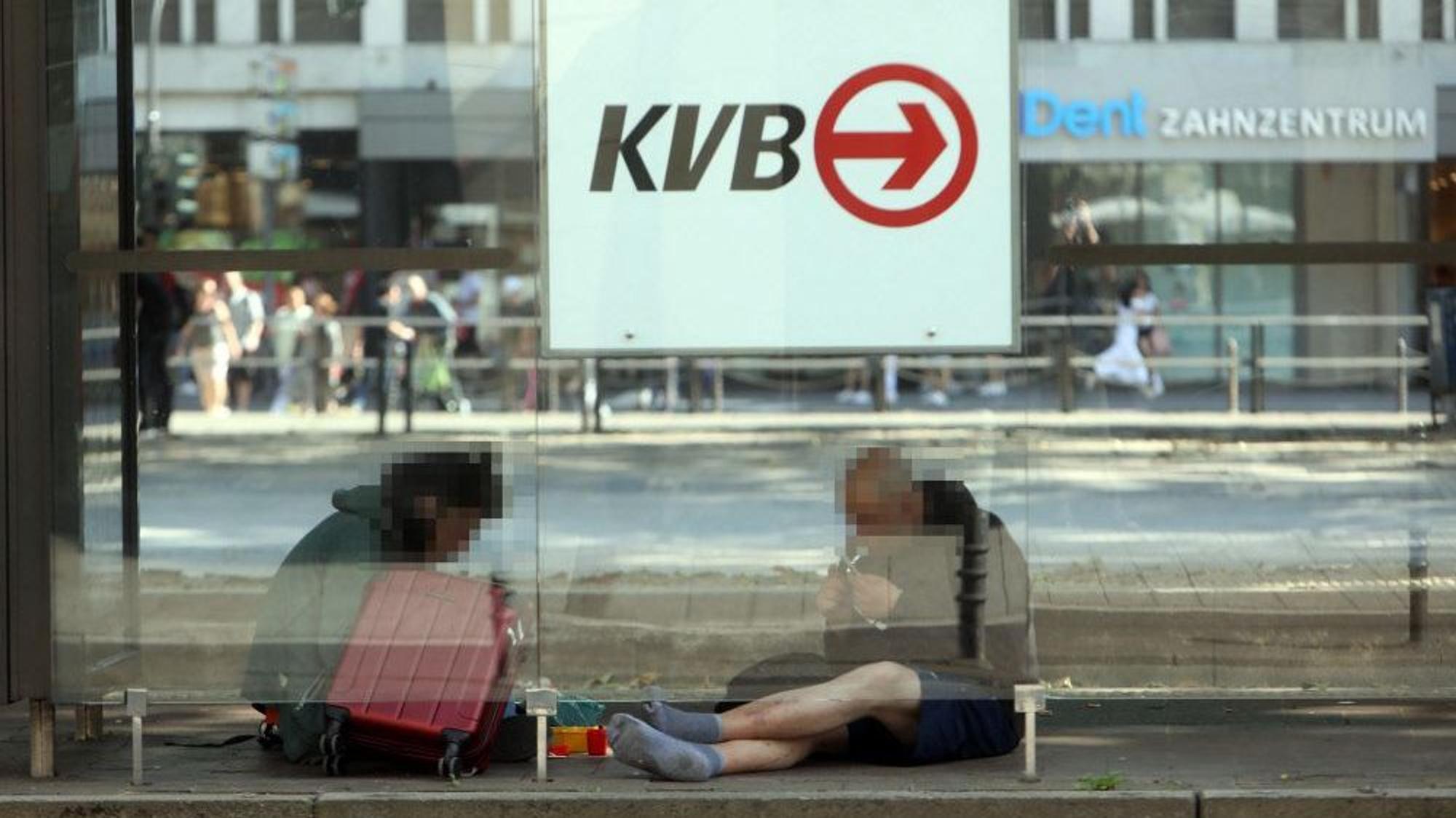 Zwei Drogenkonsumenten am Neumarkt.