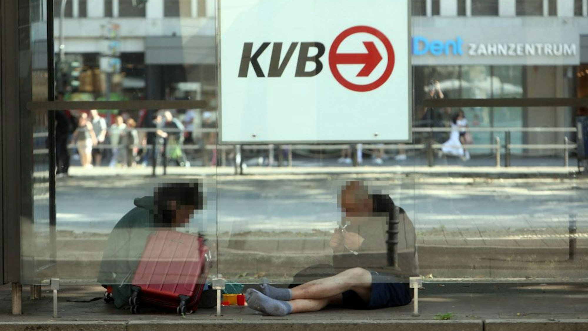 Zwei Drogenkonsumenten am Neumarkt.