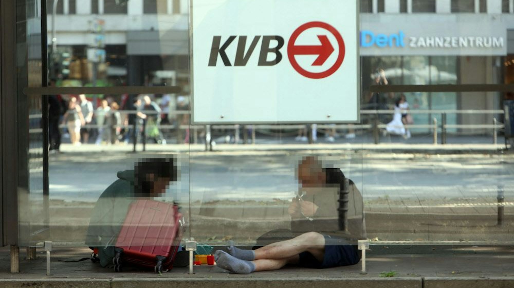 Zwei drogensüchtige Menschen am Neumarkt konsumieren Crack am Neumarkt.