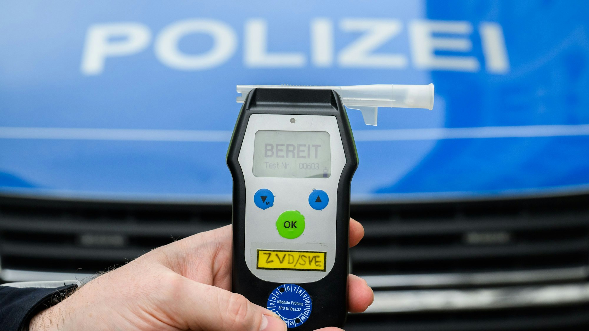 PRODUKTION - 28.01.2025, Niedersachsen, Hannover: ILLUSTRATION - Ein Polizist zeigt einen Alkoholtest (Atemtest), mit dem Verkehrsteilnehmer auf ihre Fahrtüchtigkeit hin überprüft werden können (gestellte Szene). (zu dpa: «Betrunkener fährt mit Moped zum Schnaps kaufen») Foto: Julian Stratenschulte/dpa +++ dpa-Bildfunk +++