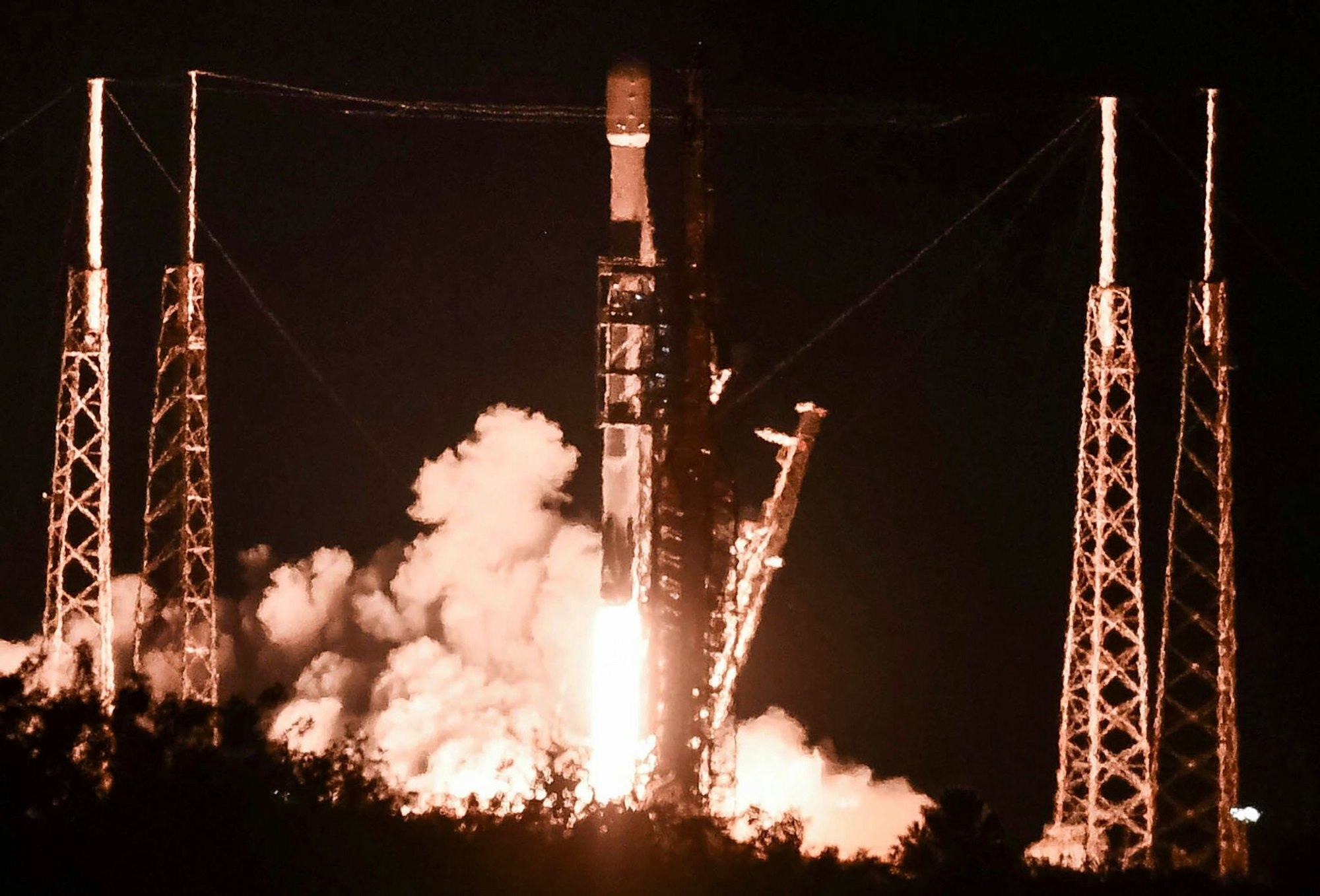 Weil es Verzögerungen bei einem europäischen Raketenprogramm gab, genehmigte die EU einen millionenschweren Auftrag für SpaceX. (Archivbild)