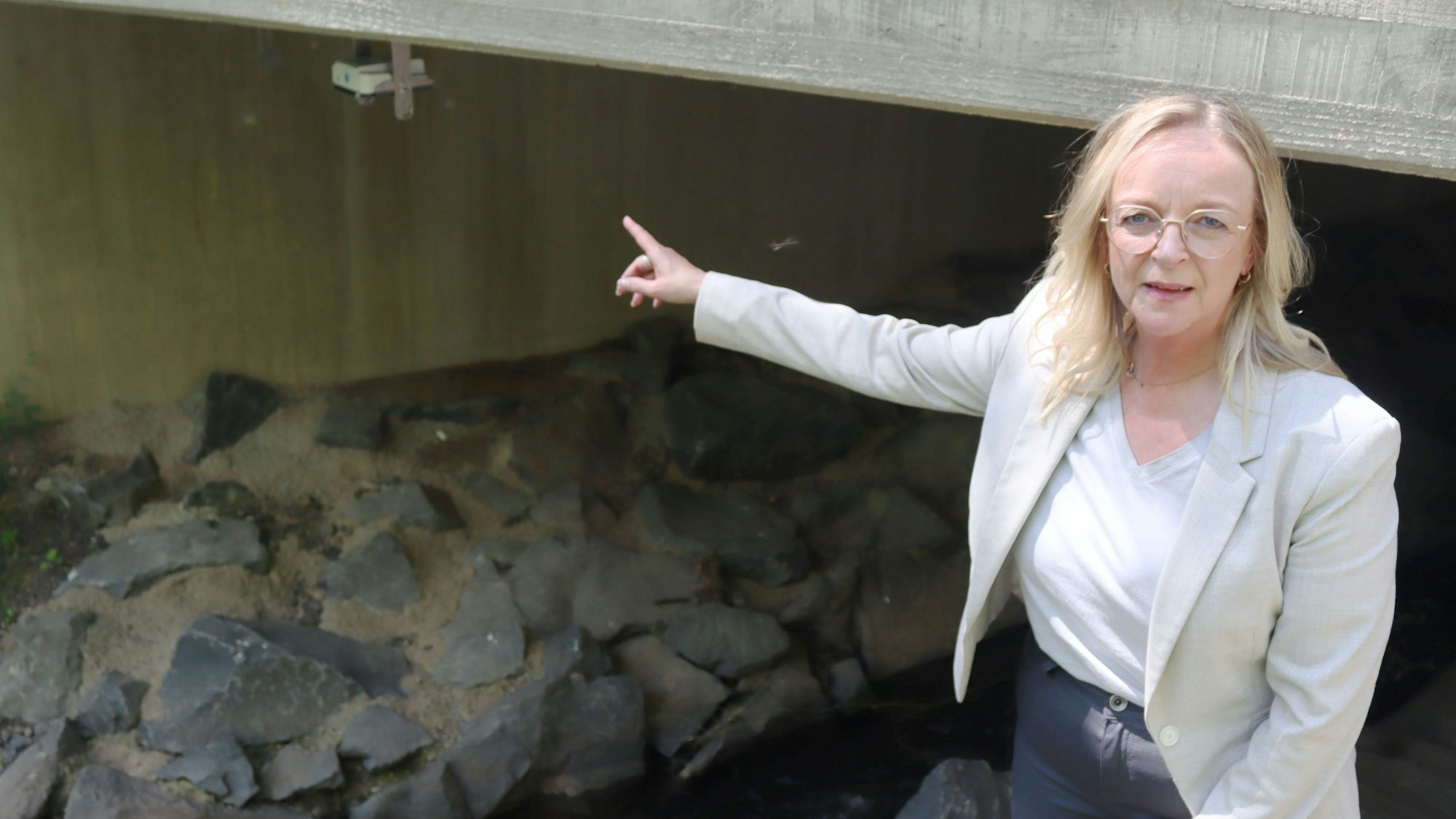 Die Bürgermeisterin weist auf eine der kleinen Messstationen.