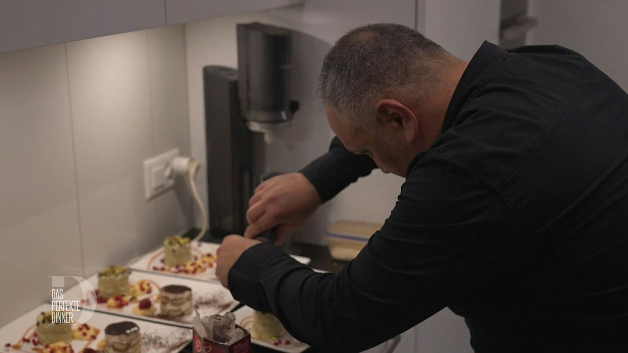 Beim Anrichten des Desserts verfällt Pasqualino plötzlich in Hektik.
(Bild: RTL)