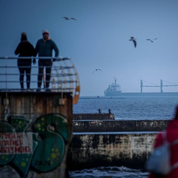 ARCHIV - 22.02.2024, Ukraine, Odessa: Ein Frachter läuft am frühen Morgen aus dem Hafen von Odessa auf das Schwarze Meer aus. (zu dpa: «USA: Russland und Ukraine wollen zivile Schifffahrt absichern») Foto: Kay Nietfeld/dpa +++ dpa-Bildfunk +++