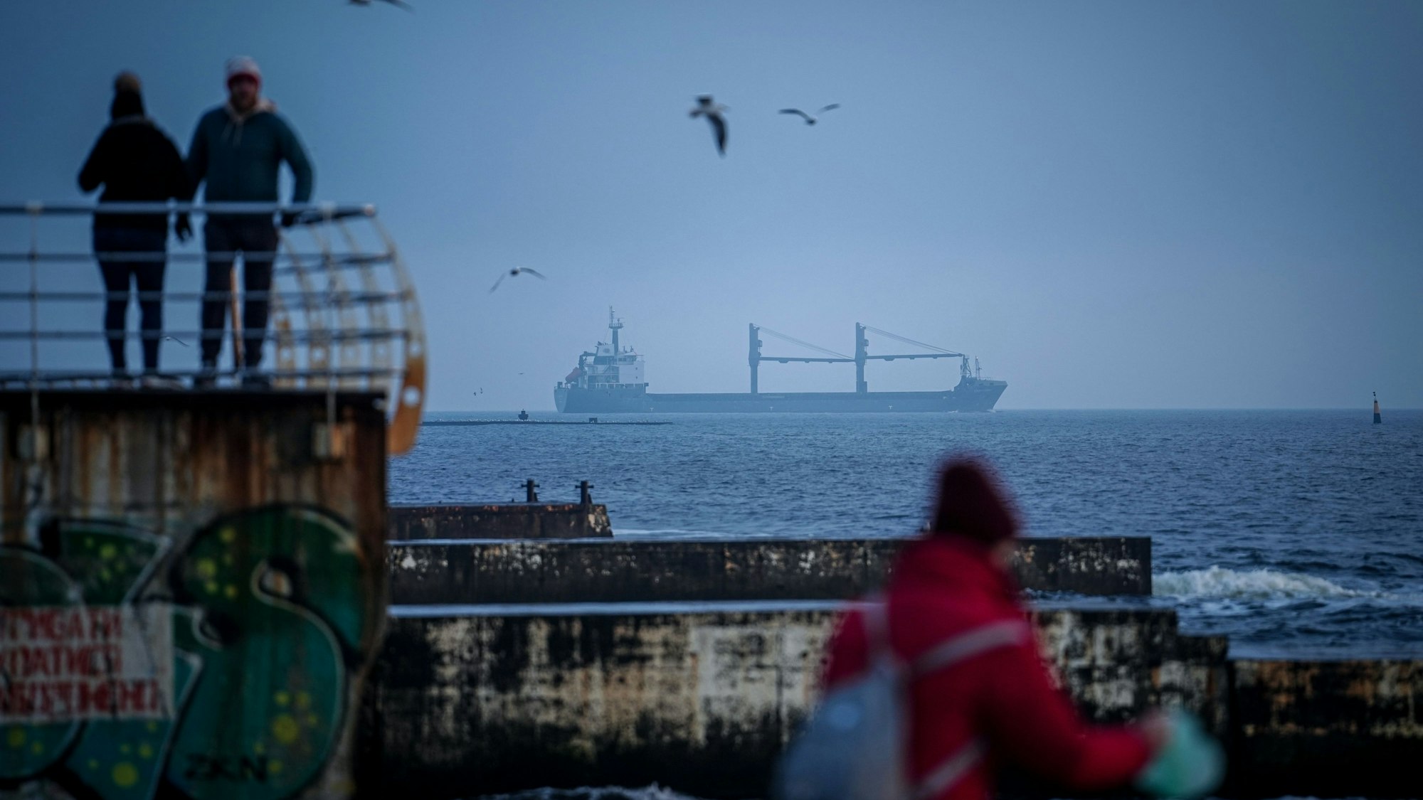 ARCHIV - 22.02.2024, Ukraine, Odessa: Ein Frachter läuft am frühen Morgen aus dem Hafen von Odessa auf das Schwarze Meer aus. (zu dpa: «USA: Russland und Ukraine wollen zivile Schifffahrt absichern») Foto: Kay Nietfeld/dpa +++ dpa-Bildfunk +++