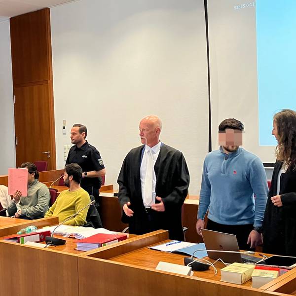 Das Foto zeigt die gepixelten Angeklagten und ihre Verteidiger.