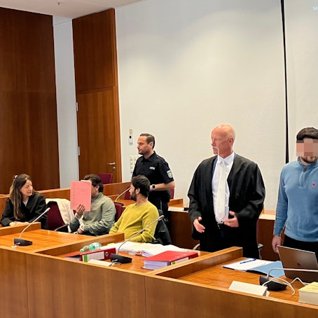 Das Foto zeigt die gepixelten Angeklagten und ihre Verteidiger.