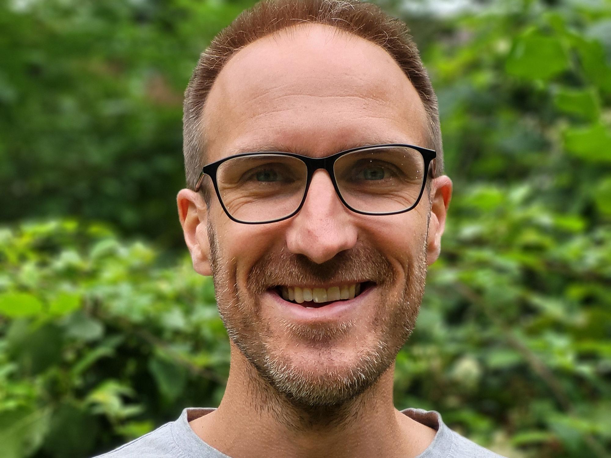 Auf dem Bild ist ein Portrait des verantwortlichen Projektmanagers Malte Strahlendorf zu sehen.