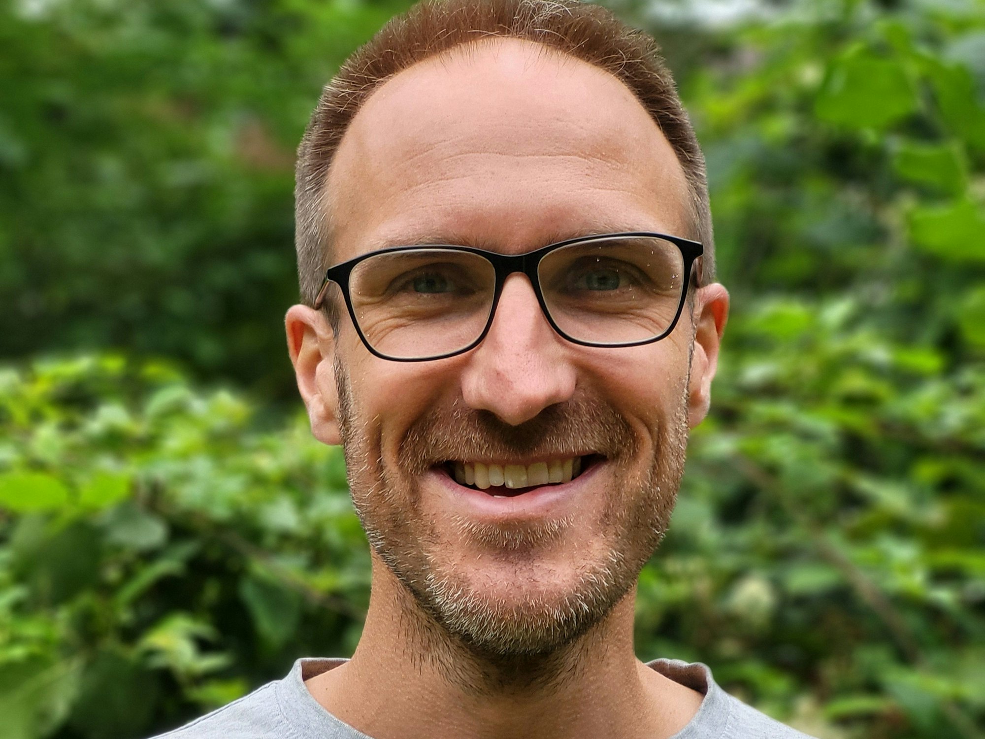 Auf dem Bild ist ein Portrait des verantwortlichen Projektmanagers Malte Strahlendorf zu sehen.