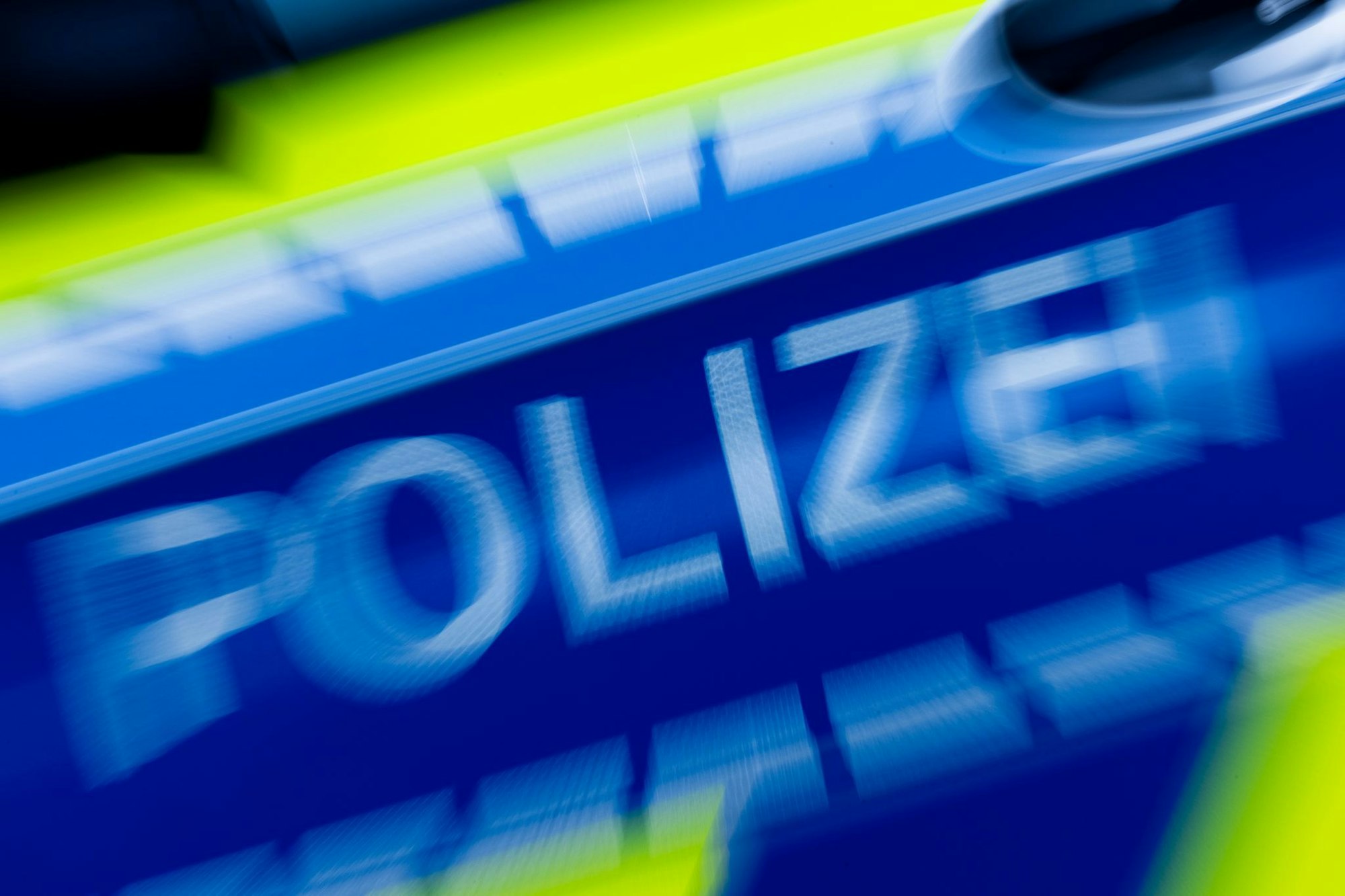 Nach der Entdeckung eines Leichenteils durch einen Spaziergänger in einem Waldgebiet in Aachen hat die Polizei nach intensiver Suche die Überreste einer männlichen Leiche gefunden. (Symbolbild)