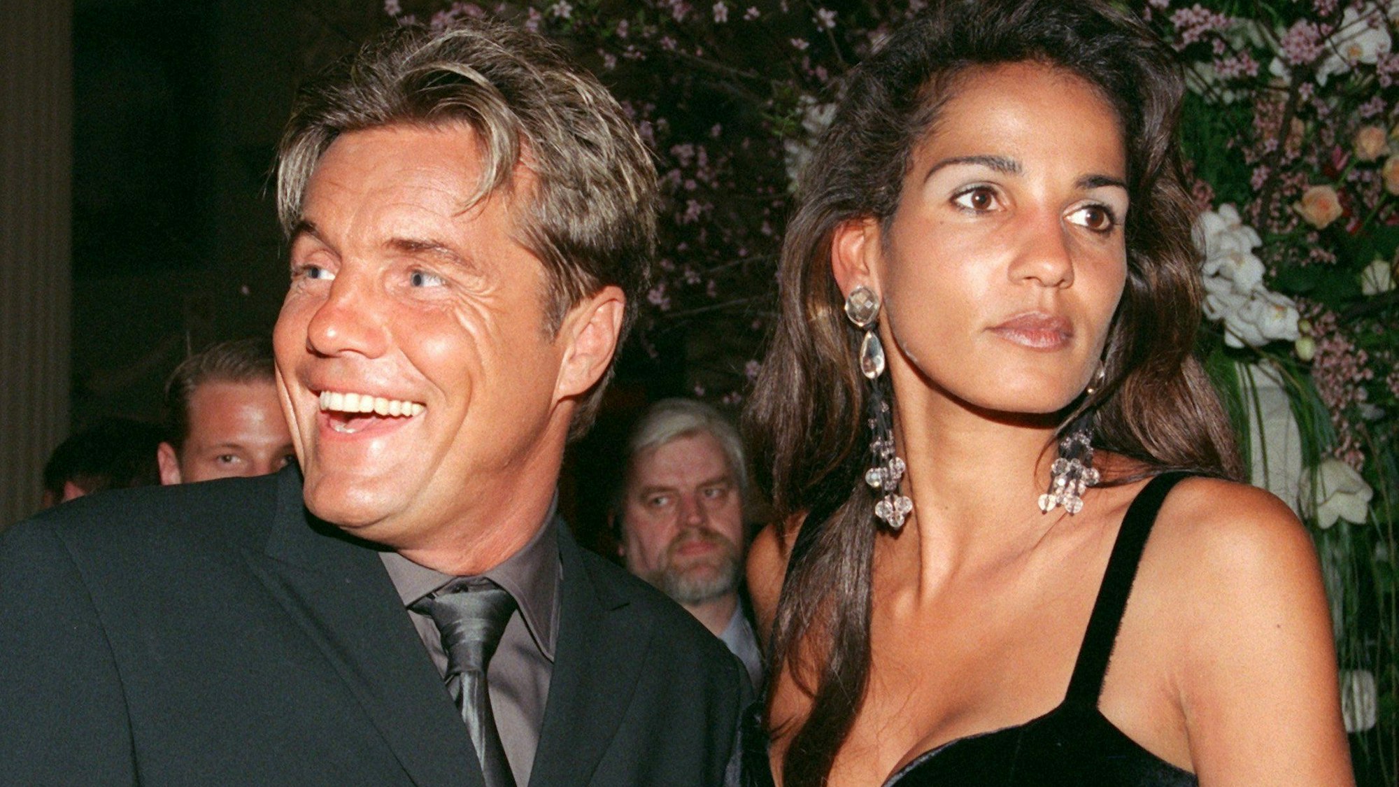 ARCHIV - 10.02.1999, Berlin: Dieter Bohlen und Nadja Abd el Farrag auf einer Party im Anschluss an die Verleihung der Goldenen Kamera. Die ehemalige Moderatorin Nadja «Naddel» Abd el Farrag ist tot. Sie starb nach dpa-Informationen am 9. Mai im Alter von 60 Jahren in einer Klinik in Hamburg. Foto: Nestor Bachmann/dpa-Zentralbild/dpa +++ dpa-Bildfunk +++