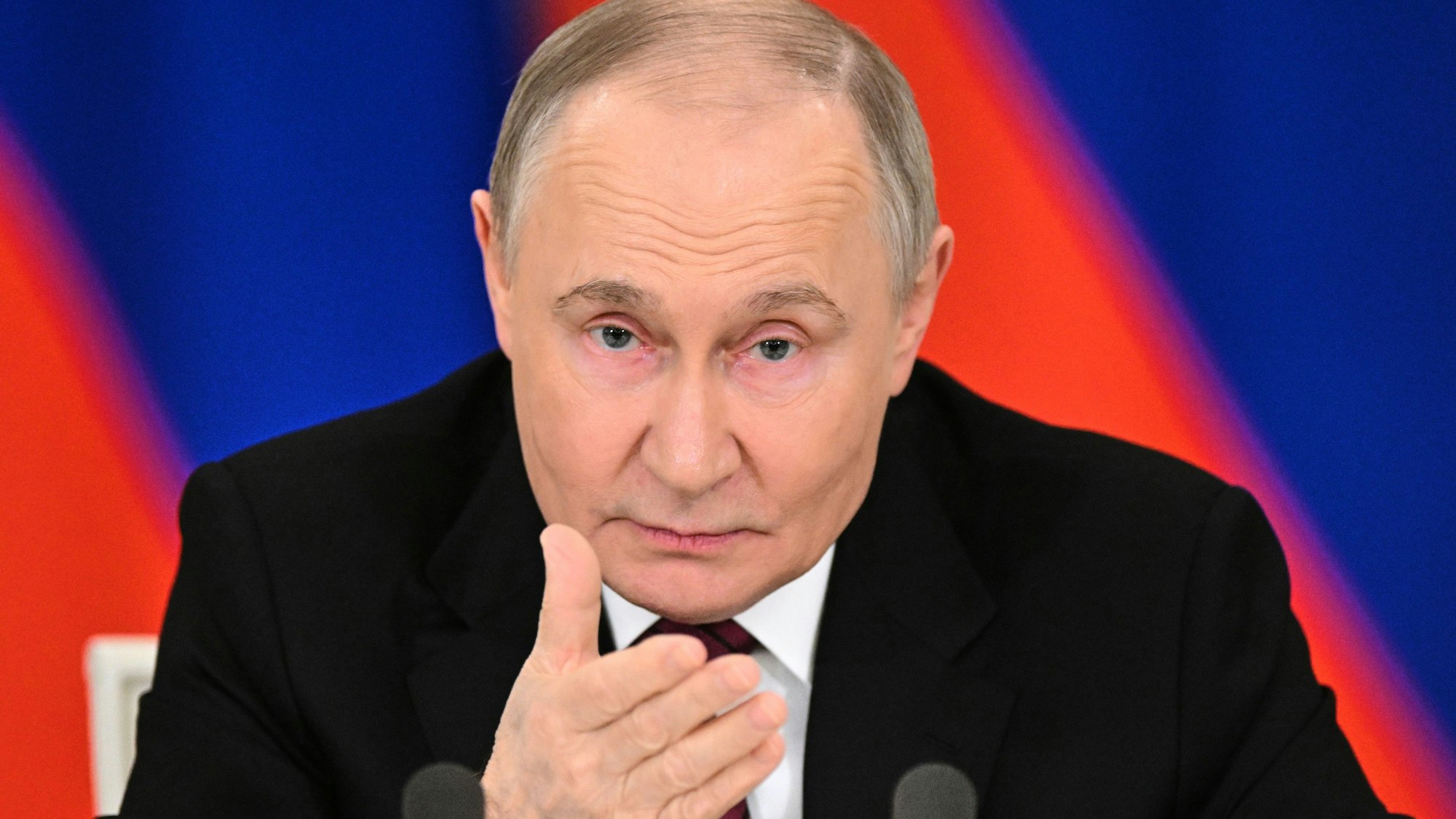 Dieses von der staatlichen russischen Nachrichtenagentur RIA Novosti via AP veröffentlichten Foto zeigt Russlands Präsident Wladimir Putin während er im Großen Palast des Kremls nach den Feierlichkeiten zum 80. Jahrestag des Sieges der Sowjetunion über Nazi-Deutschland im Zweiten Weltkrieg zu Journalisten spricht.