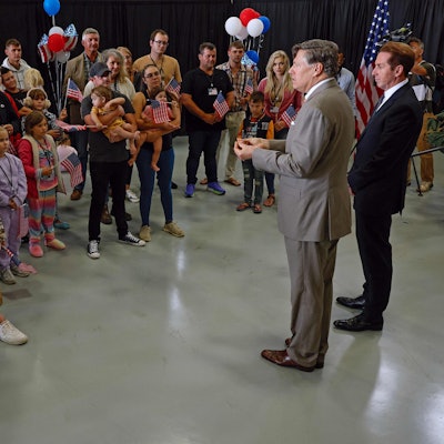 Der Vize-Außenminister der USA, Christopher Landau, begrüßt die ersten südafrikanischen Ankömmlinge in Virginia.