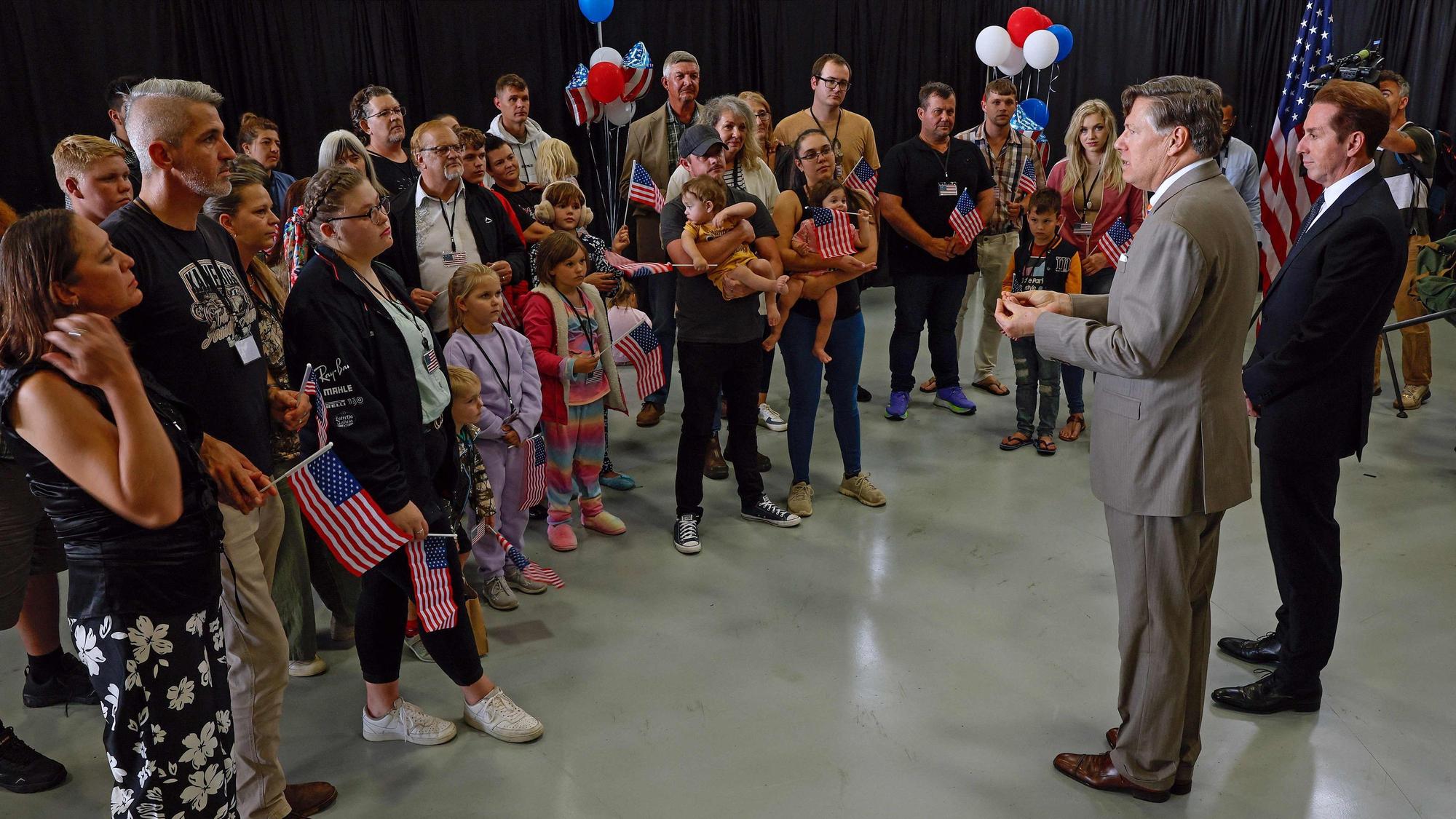 Der Vize-Außenminister der USA, Christopher Landau, begrüßt die ersten südafrikanischen Ankömmlinge in Virginia.