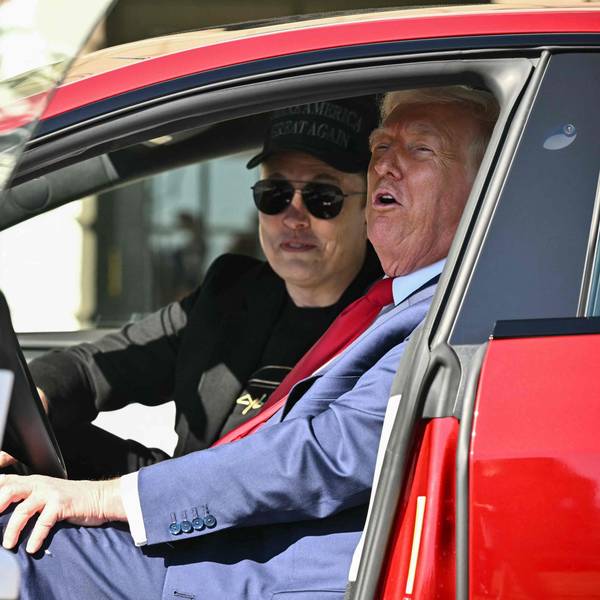 US-Präsident Donald Trump und Tesla-Chef Elon Musk sprechen mit der Presse, während sie in einem Tesla-Fahrzeug auf der Südseite des Weißen Hauses sitzen.