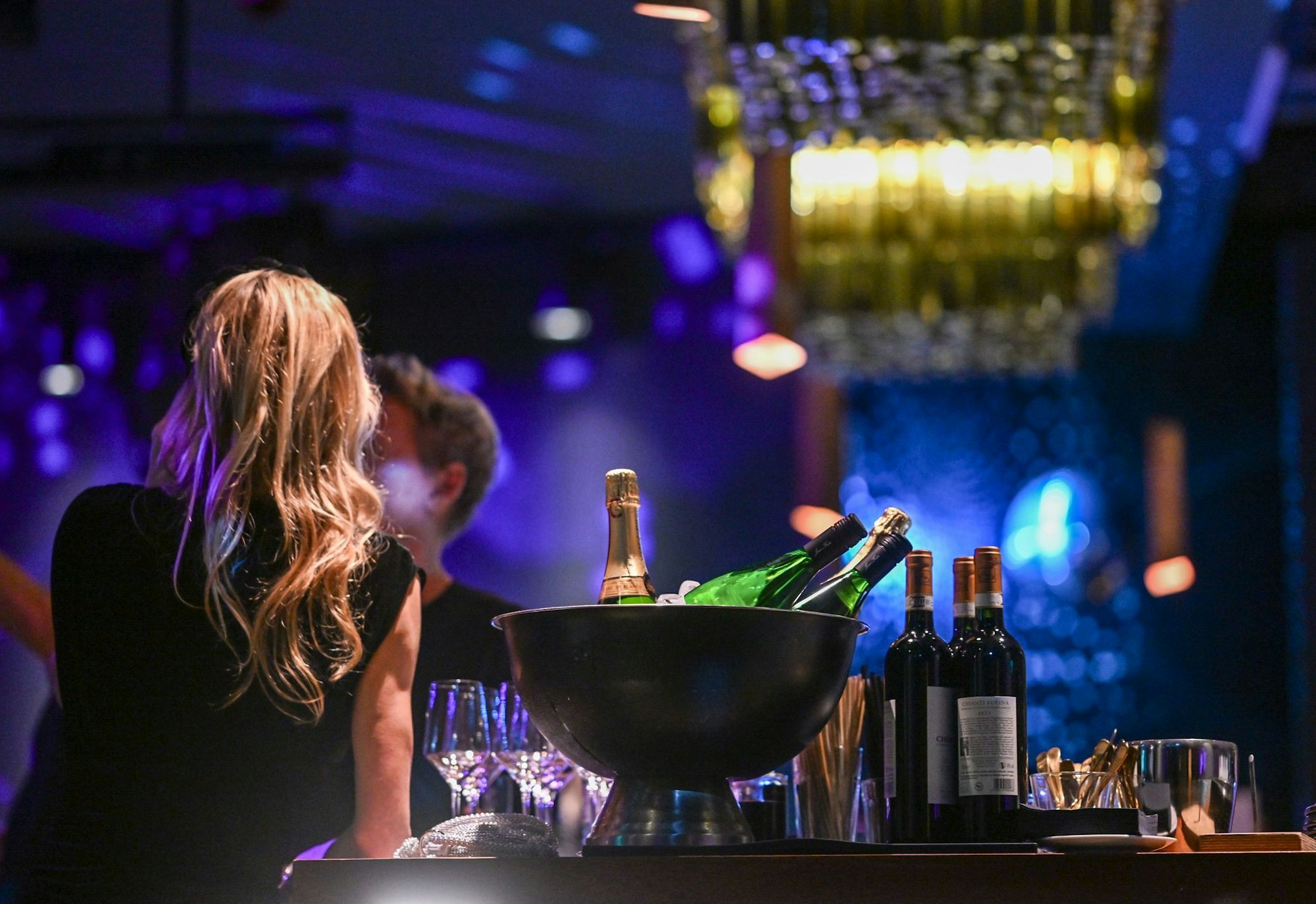 Bei Feiern und im Nachtleben gehört für viele Alkohol einfach dazu. Er kann euphorisieren und enthemmen - und er wirkt bei Frauen schneller als bei Männern.