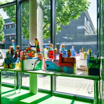 Auf dem Foto ist der Blick aus der Mensa auf die Gebäude der Hauptschule zu sehen.