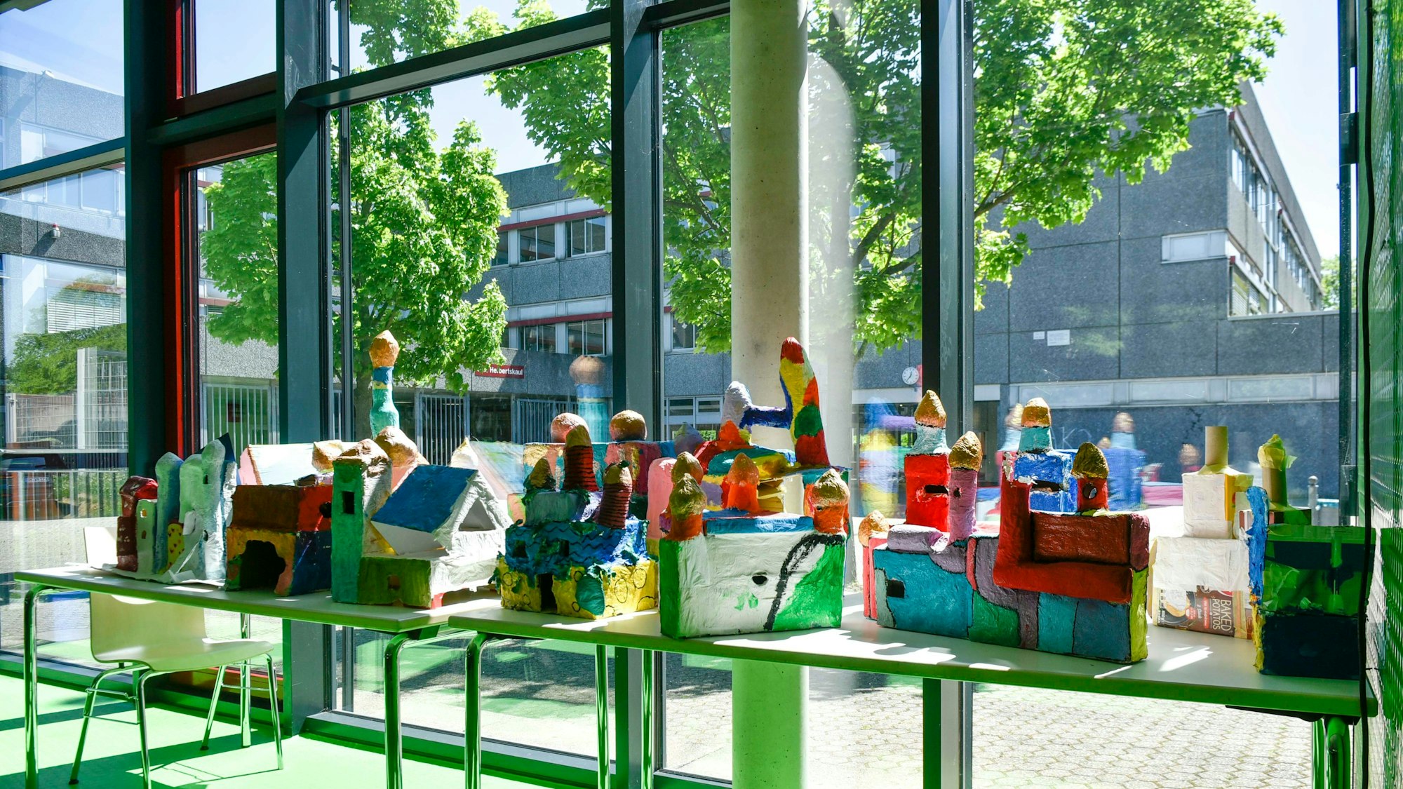 Auf dem Foto ist der Blick aus der Mensa auf die Gebäude der Hauptschule zu sehen.