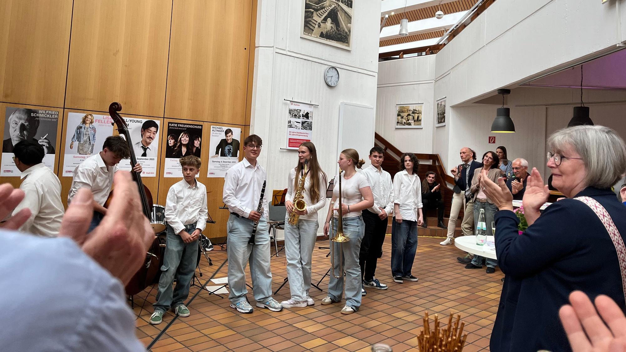 Junge Menschen spielen Jazz im Porzer Rathaus.